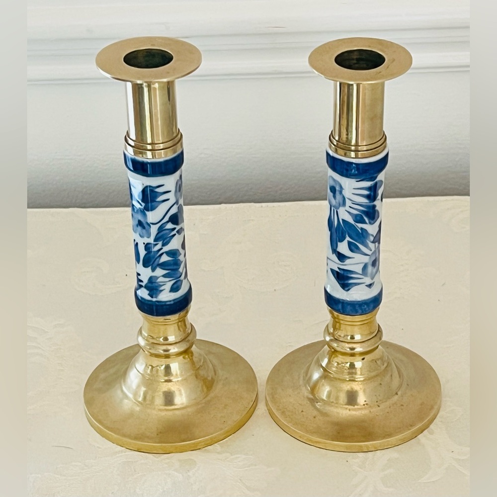 Chinoiserie Blue & White Porcelain and Solid Brass Pair Of Candlesticks - Picture 3 of 15